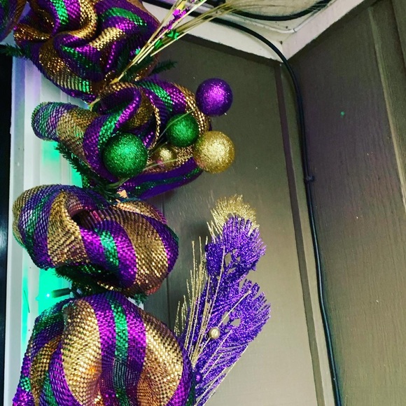 Mardi Gras Garland - Picture 3 of 5